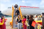 太阳富国航空公司飞机将游客送往岘港市。图自越通社