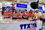 游客参观越南国庆80周年国家成就展上的越通社展位。图自越通社