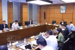 胡志明市国会代表团分组讨论。图自越通社