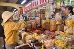 各干货、糖果、果脯等摊位主要展示的是国内生产的商品。图自越通社