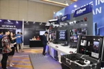 网络安全与信息安全技术设备展的参观者。图自越通社