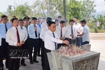 越共中央政治局委员、中央书记处常务书记陈锦秀和代表们在奠边省奠边府战场烈士祠上香缅怀英勇战斗，壮烈牺牲的英雄烈士。图自越通社