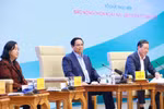 越南政府总理范明政与农民进行对话。图自越通社