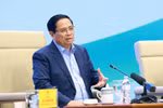 越南政府总理范明政与农民进行对话。图自越通社