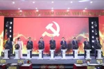 出席越共十四大信息门户网站（https://daihoidang.vn）开通仪式的越共中央总书记苏林和代表们。图自越通社