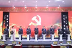 出席越共十四大信息门户网站（https://daihoidang.vn）开通仪式的越共中央总书记苏林和代表们。图自越通社