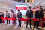 代表们为“胡志明主席——和平与友谊象征”展览会开幕式。图自越通社