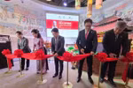 代表们为“胡志明主席——和平与友谊象征”展览会开幕式。图自越通社