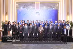 越共中央政治局委员、外交部长黎怀忠与参会代表合影。图自越通社