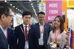 越南驻俄罗斯大使邓明魁参观越南企业的展位。图自越通社