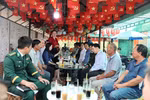 胡志明市福海乡人民委员会与福海边防哨所联合举办"与渔民共进早上咖啡"活动，旨在宣传动员渔民严格遵守渔业捕捞规定。图自越通社