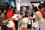 向菲律宾马尼拉和印度尼西亚巴厘岛直飞岘港市的两架航班上国际游客赠送礼物。图自越通社