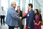 越南外交部副部长黎英俊到机场迎接新西兰议会议长格里·布朗利。图自越通社