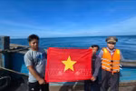 职能力量向渔民赠送国旗。图自越通社