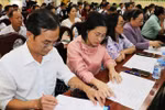代表们研究第十六届国会代表候选人资料。图自越通社