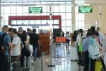 游客在谅山省友谊国际口岸排队等待办理手续。图自越通社