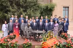 越南国家主席梁强与越南驻华大使馆干部人员合影。图自越通社
