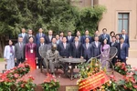 越南国家主席梁强与越南驻华大使馆干部人员合影。图自越通社