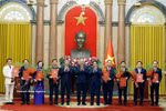 越共中央总书记、国家主席苏林向政府副总理、公安部长和外交部长颁发任命决定。图自越通社
