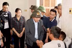 陈锦秀前往庆和省延田洪灾地区慰问民众。图自越通社