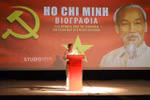 希腊朋友在电影放映活动上朗诵胡志明主席的诗。图自越通社