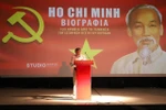 希腊朋友在电影放映活动上朗诵胡志明主席的诗。图自越通社