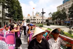 国际游客参观胡志明市中心。图自越通社