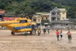 防控—空军军种的Mi-171直升机运送救援物资抵达受灾区。图自越通社