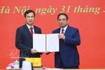 范明政总理向河内国家大学新任校长裴世维颁发任命决定。图自越通社