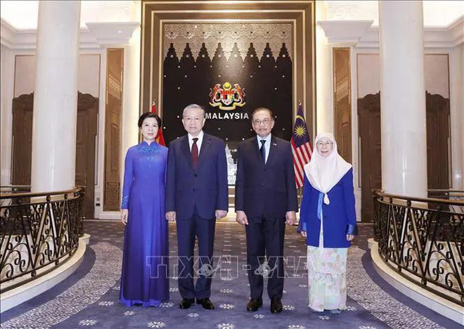 越共中央总书记苏林和夫人同马来西亚总理安瓦尔•易卜拉欣和夫人合影。图自越通社 to-lam-231124-5.webp