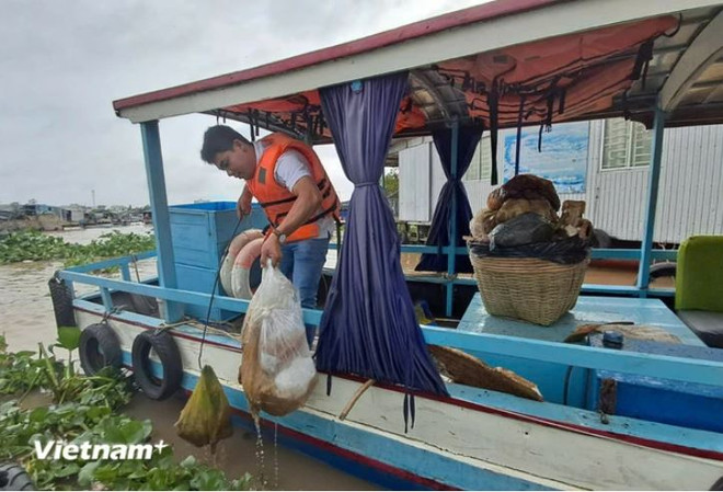 芹苴河宁侨郡丐冷水上集市河段的垃圾收集活动。图自Vietnam+ 嗄.JPG