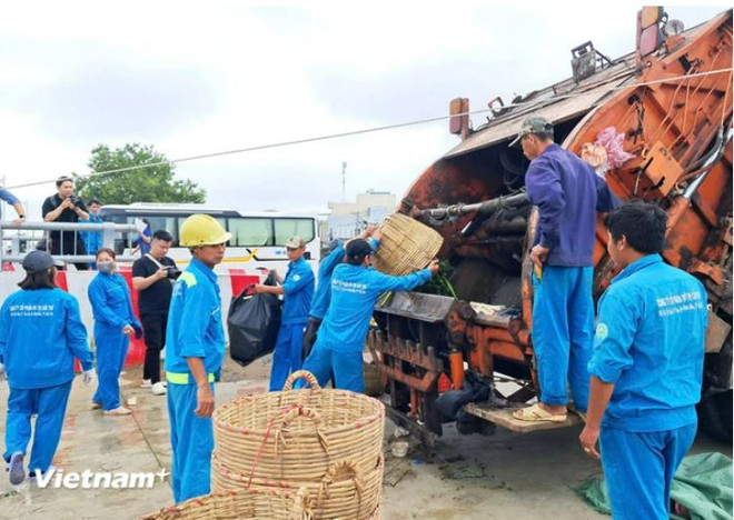 收集后的垃圾由芹苴城市股份公司的工人接收和处理。图自Vietnam+ 锕.JPG