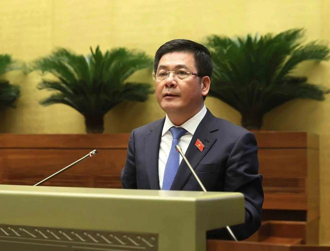 越南工贸部部长阮鸿延陈述英国加入CPTPP的文件。图自Vietnam+ vna-potal-quoc-hoi-thao-luan-ve-de-nghi-phe-chuan-van-kien-gia-nhap-cptpp-cua-anh-va-bac-ireland-7419730-5935.jpg.webp