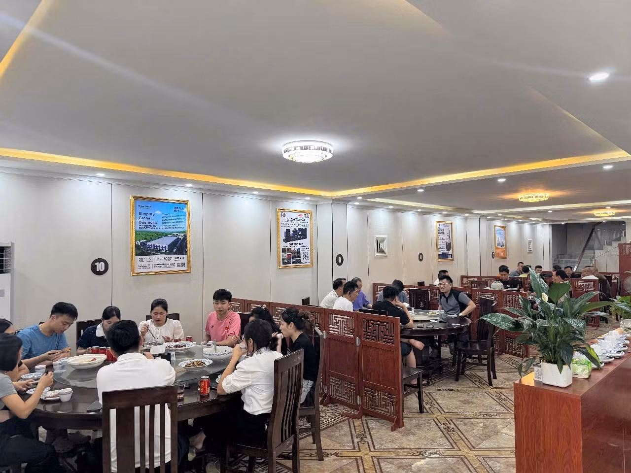 khach-an-tai-nha-hang-trung-quoc.jpg