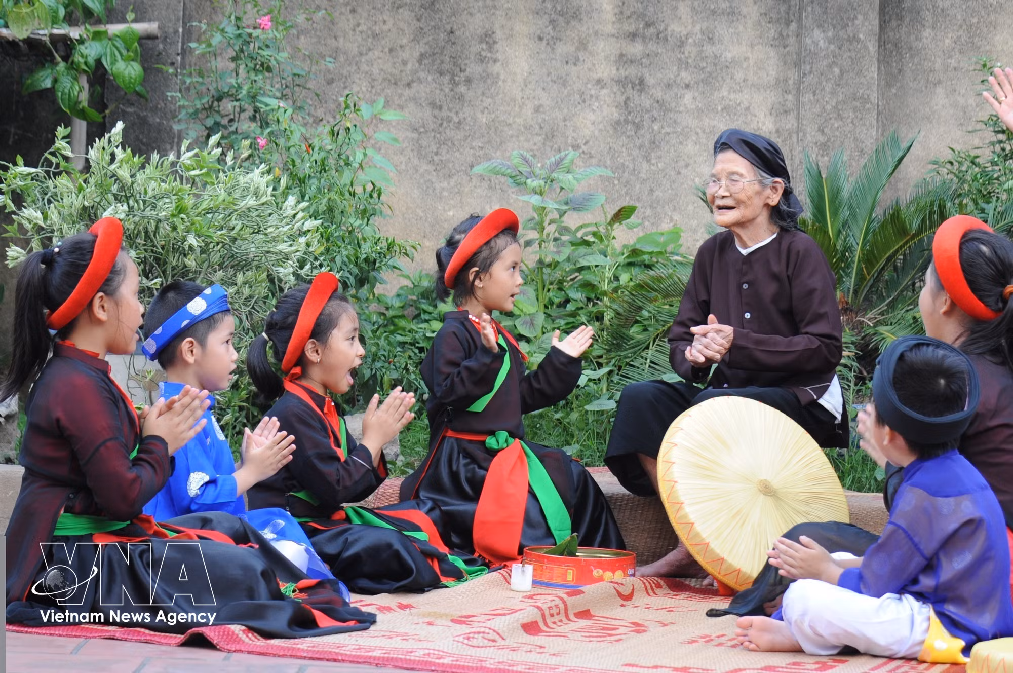 vnanet-nghe-nhan-doan-thi-tinh-phuong-nenh-tinh-bac-ninh-trao-truyen-von-quan-ho-cho-lop-tre.jpg