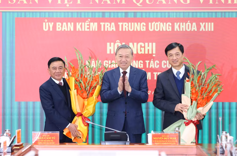 越共中央总书记苏林向陈锦秀和阮维玉送花。图自越通社