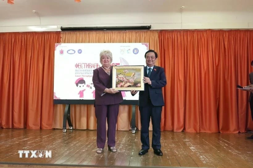 越南国会副主席黎明欢向488号高中学校赠送纪念品。图自越通社