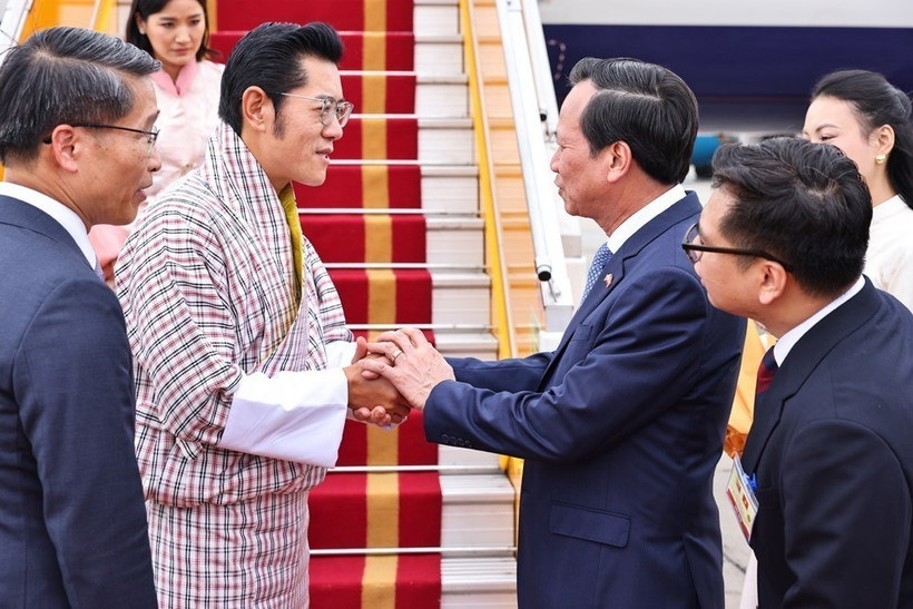 越南民族与宗教部部长陶玉容；外交部副部长阮孟强；国家主席办公厅代表以及外交部相关单位代表到内排机场迎接不丹代表团。图自越通社
