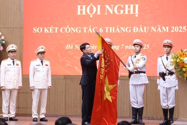 国家主席梁强向公安部授予三等劳动勋章。图自越通社