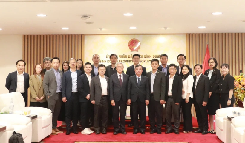 平阳省人民委员会代表与中国台湾神达控股集团（MiTAC）代表合影。图自越通社