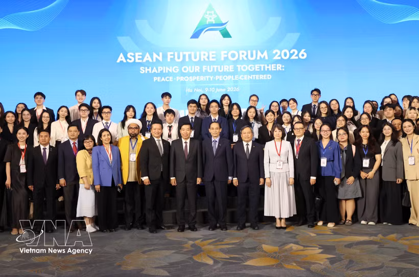 出席2026年东盟未来论坛闭幕式的代表合影。图自越通社