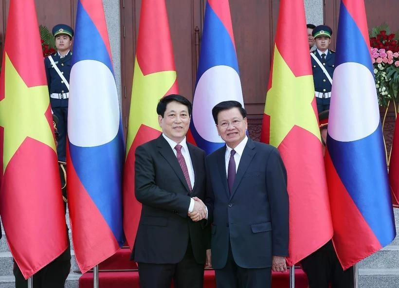 越南国家主席梁强和老挝人民革命党中央总书记、老挝国家主席通伦·西苏里。图自越通社