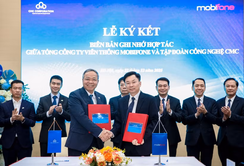 越南移动通信总公司（MobiFone）与CMC在河内签署全面合作谅解备忘录。图自越通社