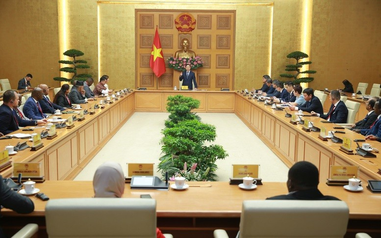 越南政府副总理陈红河会见出席“一乡一品”(OCOP)模式高级别跨区域论坛的各国农业部长和高级官员。图自越通社