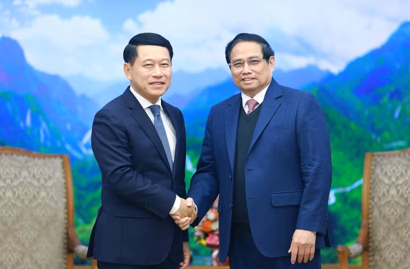越南政府总理范明政会见老挝沙伦塞·贡马西。图自越通社
