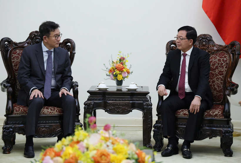 越南政府副总理胡国勇在政府驻地会见韩国GS集团副董事长兼总经理许榕秀。图自chinhphu.vn