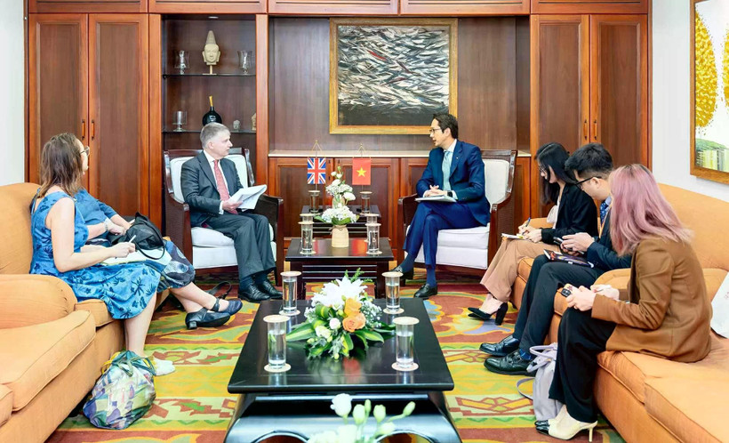 双方召开东盟高官会越南代表团团长和东盟高官会英国代表团团长的会议。图自越南外交部