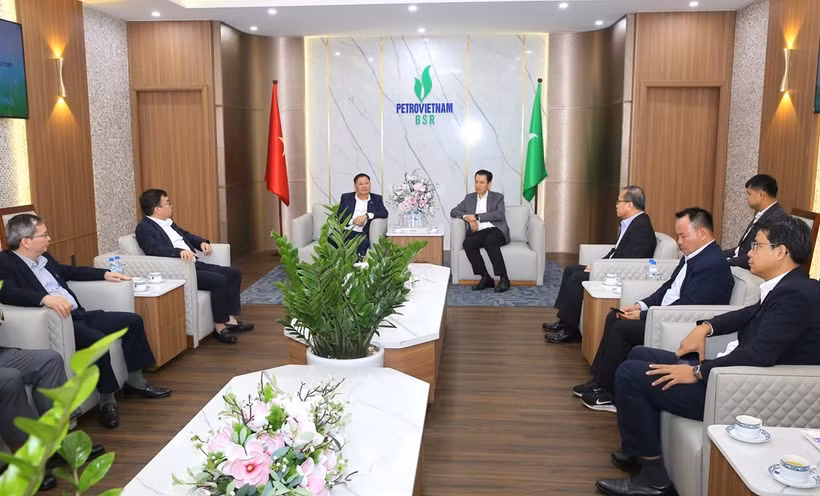 BSR董事长裴玉阳和老挝工贸部部长马来通·康马西就老挝成品油市场和BSR供应能力交换意见。图自越通社