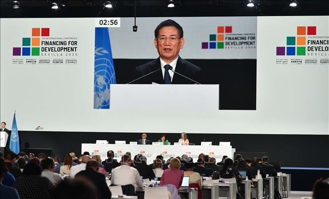 越南政府副总理胡德福出席FfD4全体讨论会并发表重要讲话。图自越通社