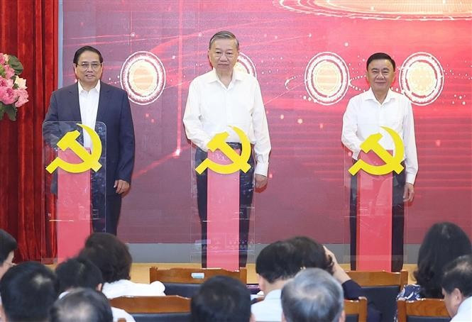 越共中央总书记苏林、越南政府总理范明政和中央书记处常务书记陈锦秀出席仪式。图自越通社